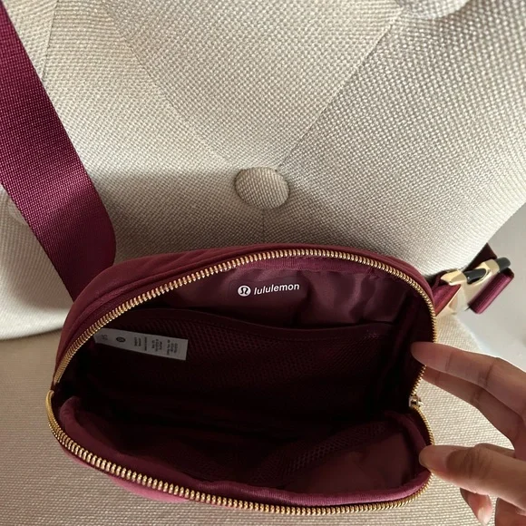 NWT Everywhere Belt Bag Quilted Velour 1L
Color: wine berry
Size: ONE SIZE - Picture 2 of 4